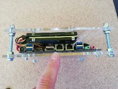 la première prise Ethernet du Crystal Cube
